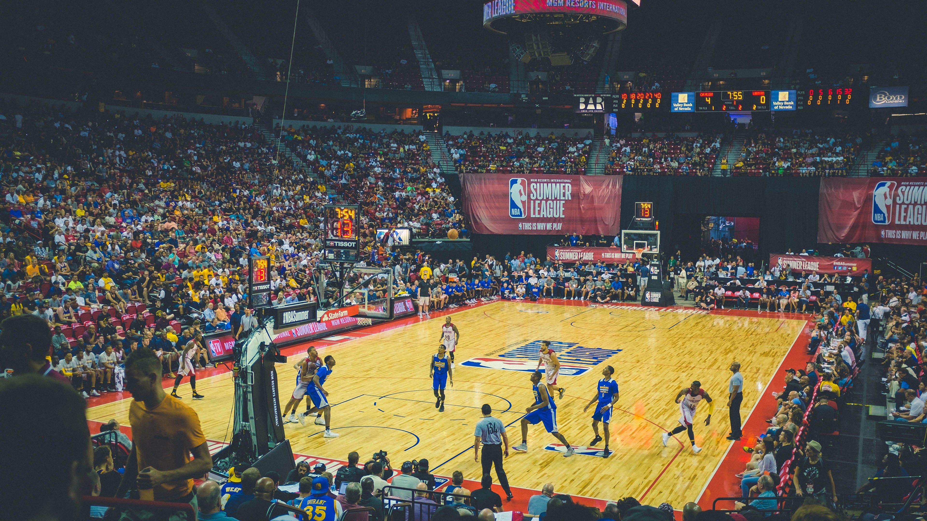 _城市高空跑步：在摩天楼之间飞驰_，高空城市俯瞰图